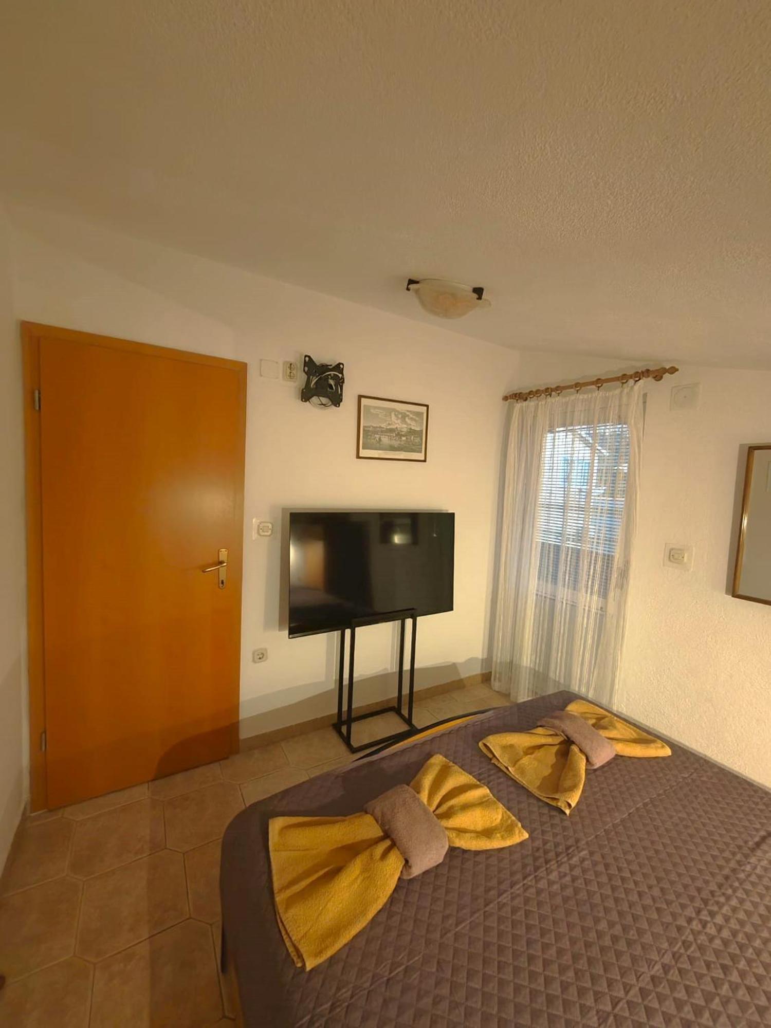 Apartments Turan Centrally Located With Free Parking Игране Экстерьер фото